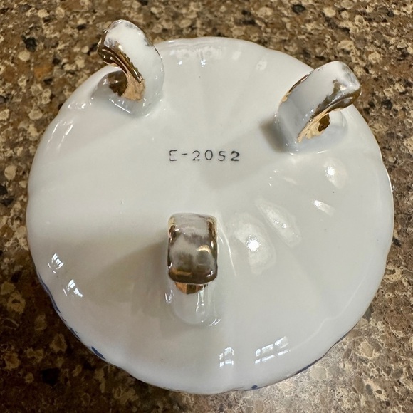 WHITE MOTHER OF PEARL,SMALL PORCELAIN BOWL WITH BLUE FLORAL DESIGN.3 GILTED LEGS - Picture 5 of 9